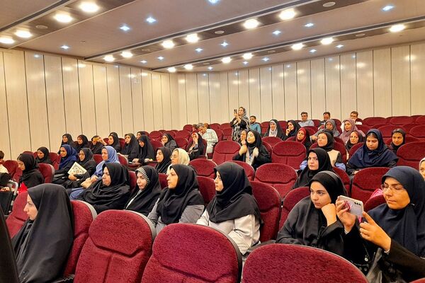 آیین تکریم و تجلیل از ارزیابان و عوامل اجرایی آزمون استخدامی آموزگاری در رودهن