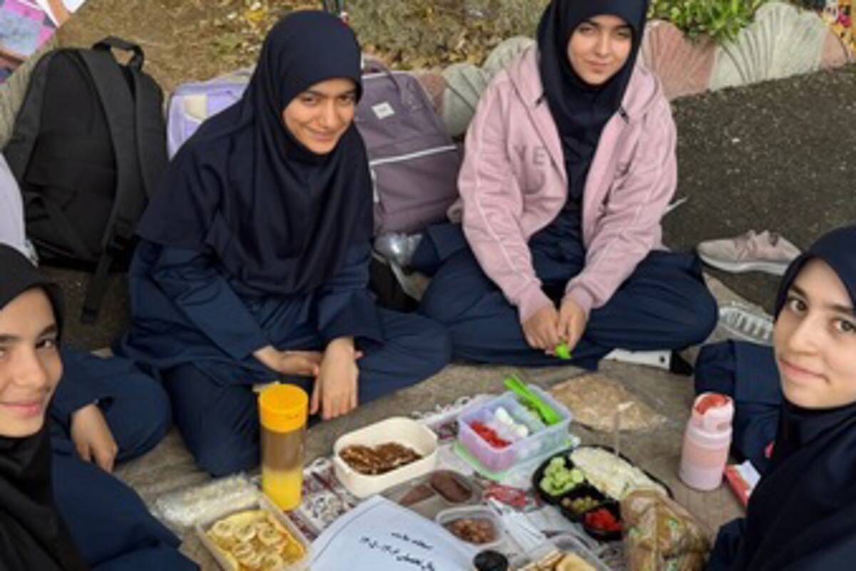 طلوع سلامتی در حیاط مدرسه؛ صبحانه‌ای به شیرینی دوستی