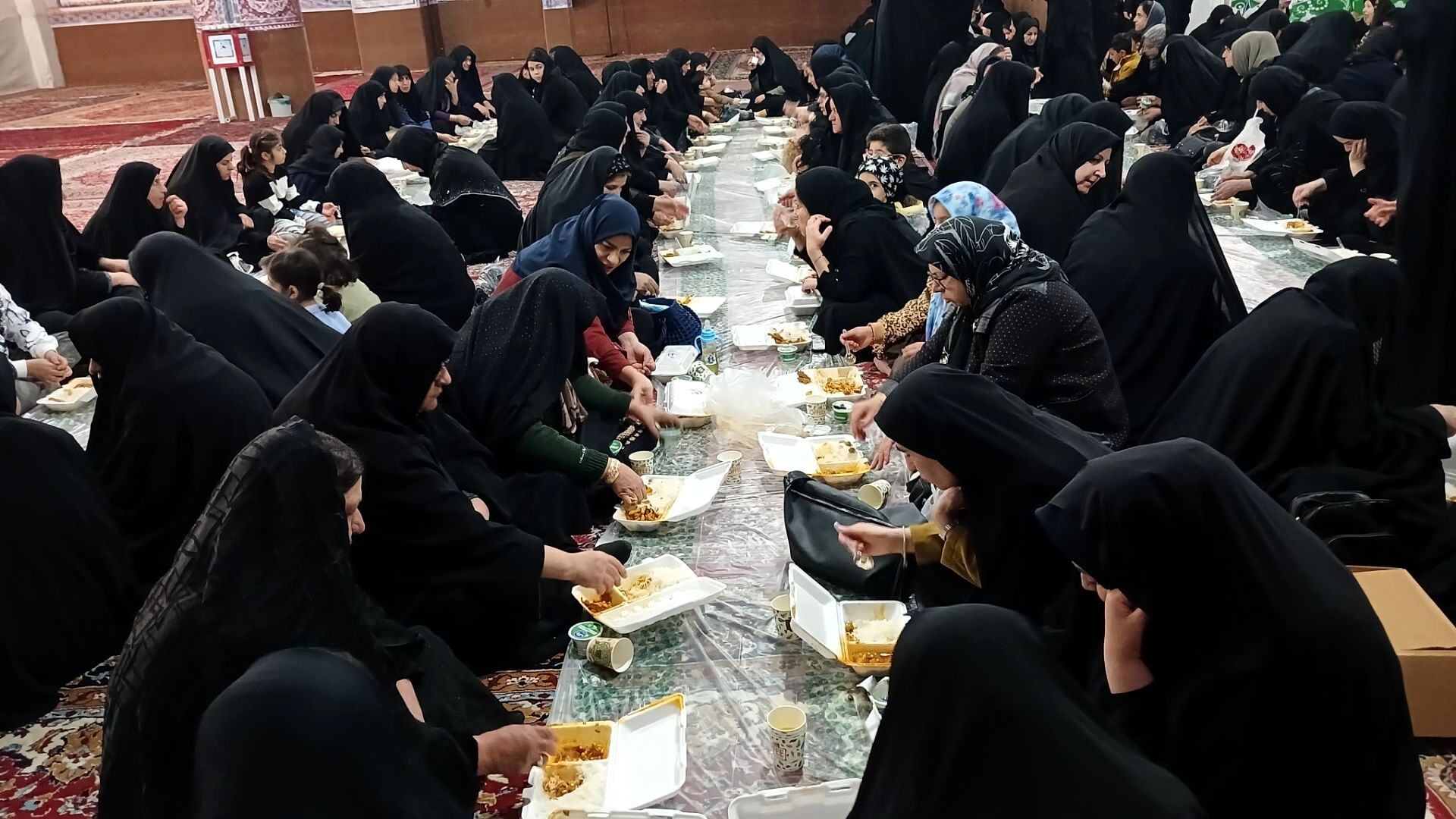 برگزاری مراسم افطاری در مسجد امام حسین(ع) شهرستان فارسان 