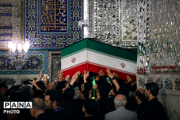 طواف پیکر رهبر شهید انقلاب بر گرد ضریح مطهر امام رضا علیه‌السلام