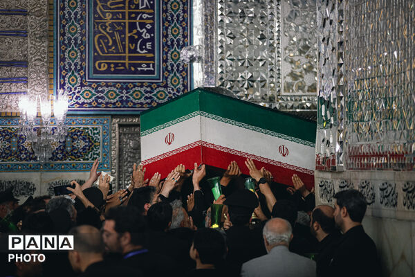طواف پیکر رهبر شهید انقلاب بر گرد ضریح مطهر امام رضا علیه‌السلام