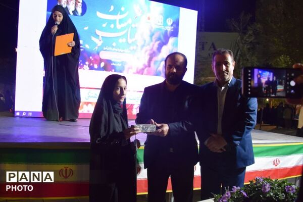 چهل‌ودومین حضور دانش‌آموزان و فرهنگیان در مسیر راهپیمایی کرج