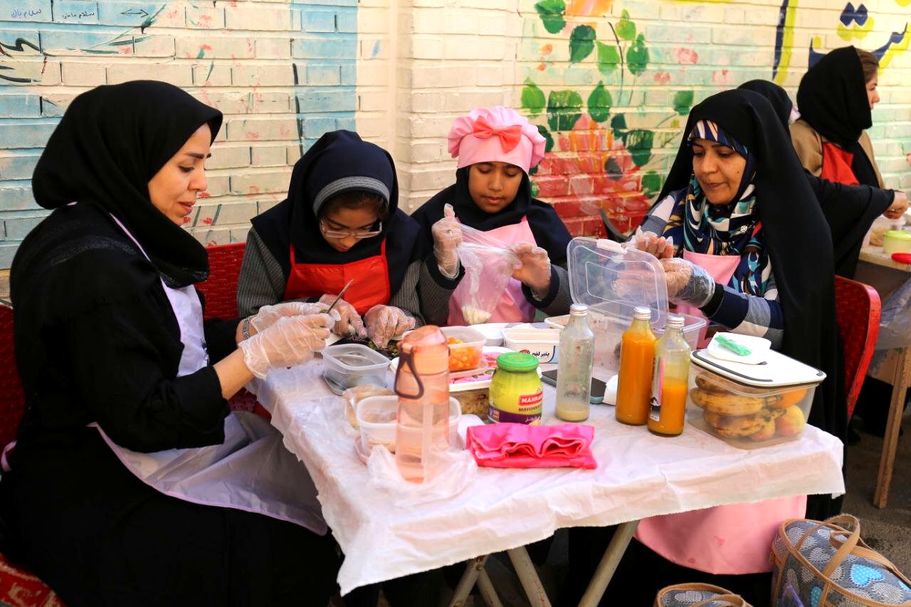 مدرسه زینبیه تبریز میان خنده‌ی دختران و نگاه پرمهر مادران،  جان گرفت
