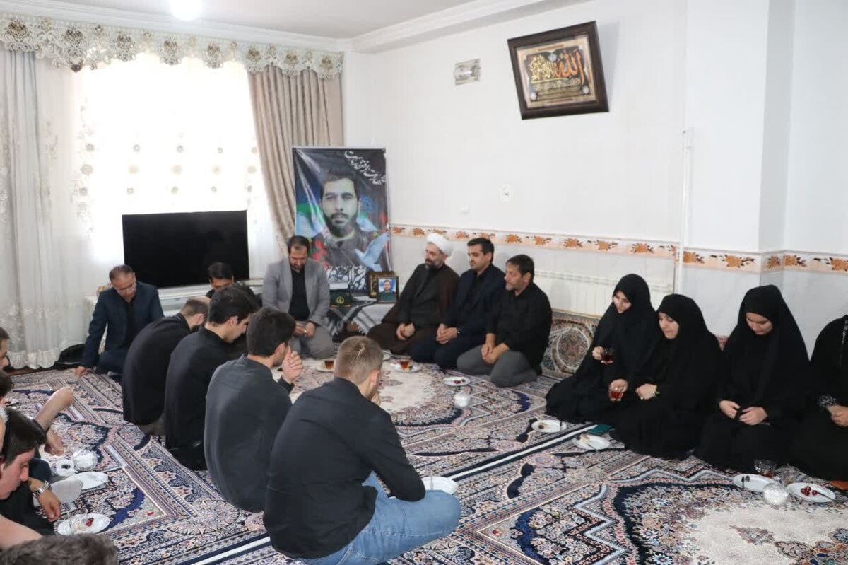 دیدار دانشجومعلمان دانشگاه فرهنگیان با خانواده شهید اقتدار؛ احیای یاد و خاطره دلاوری‌ها