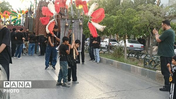 آیین علم گردانی همزمان با هفتمین روز شهادت حضرت اباعبدالله الحسین (ع) در شهرستان تفرش 
