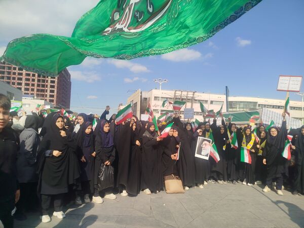 حضور پرشور دانش‌آموزان دبیرستان مهدی خدابنده در راهپیمایی ۱۳ آبان