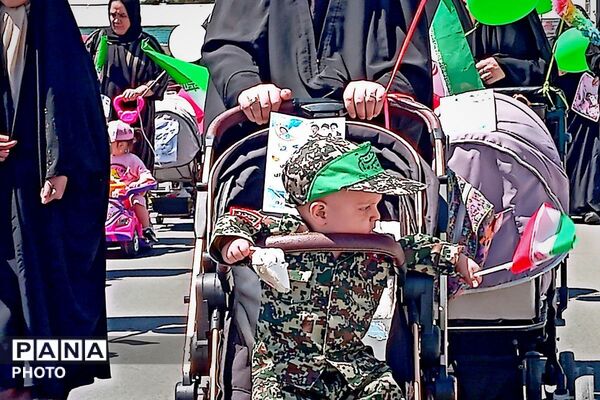 حرکت نمادین کالسکه‌های آذین‌بسته در اسلامشهر