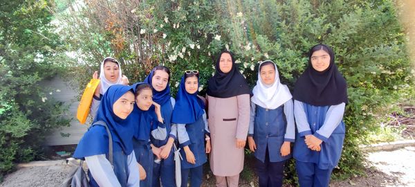 بازدید دانش‌آموزان مدرسه شهید خاقانی از گلخانه پیشه‌وران شیروان