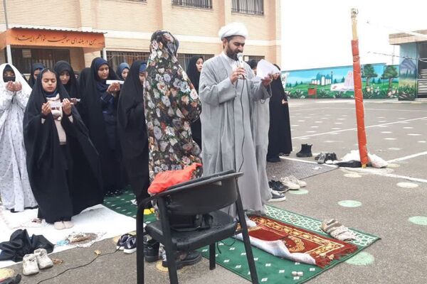  نماز باران در مدرسه جنت با حضور جمعی دانش‌آموزان