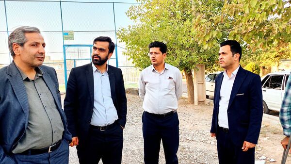 فرماندار کاشمر از سالن و چمن مصنوعی روستای قوژد بازدید کرد