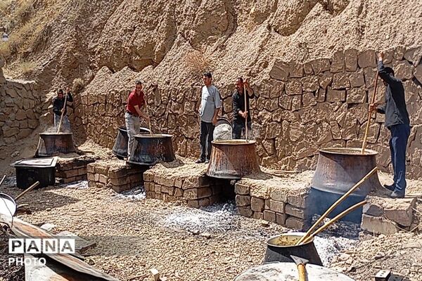 پخت حلیم در روز اربعین حسینی شهر بار نیشابور