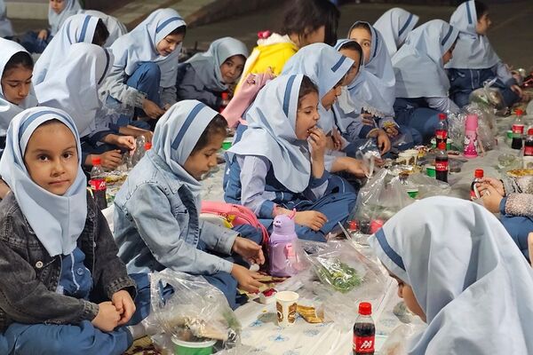 برپایی سفره افطار برای روزه اولی‌ها در دبستان دخترانه ام‌البنین شهرری