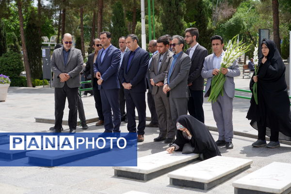 مراسم عطرافشانی قبور مطهر شهدا باحضور مدیرکل آموزش‌وپرورش استان اصفهان