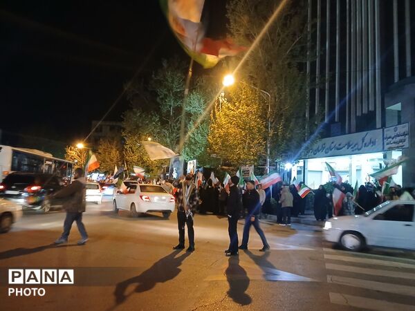خروش مردم در میادین و تجمعات شبانه همراه با طنین شعار های مهدوی و انقلابی