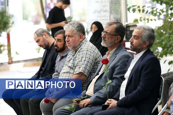 آیین غبارروبی مزار شهدا با حضور اصحاب رسانه در قم