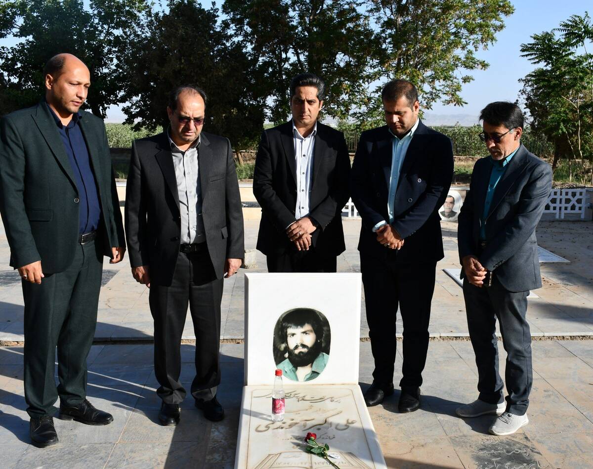 گلزارهای شهدا در هفته معلم عطرافشان شد