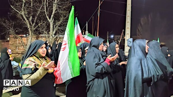 زن و مرد و پیر و جوان این شب ها در اجتماعات خیابانی شهر بار 