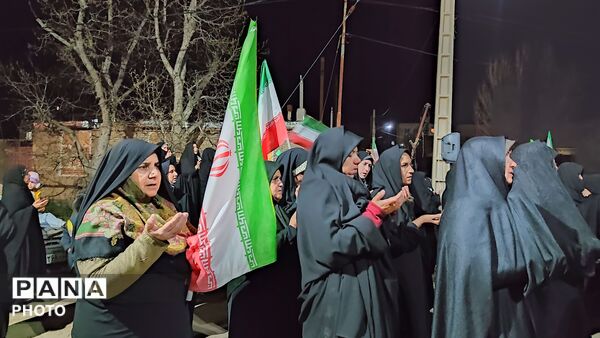زن و مرد و پیر و جوان این شب ها در اجتماعات خیابانی شهر بار 