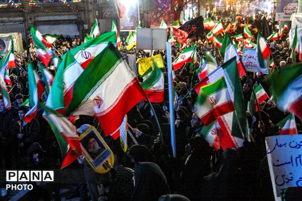 شب همبستگی ایرانیان؛ خیابان‌ها لبریز از شور ملی