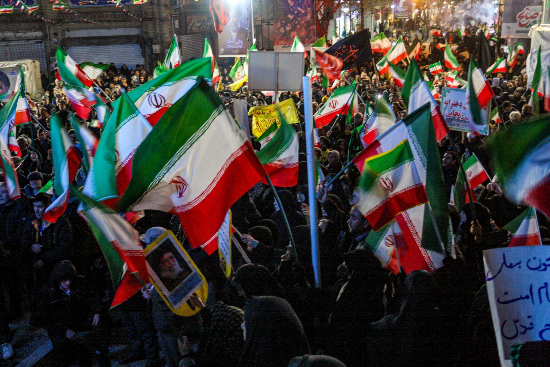 شب همبستگی ایرانیان؛ خیابان‌ها لبریز از شور ملی