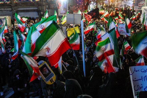 شب همبستگی ایرانیان؛ خیابان‌ها لبریز از شور ملی