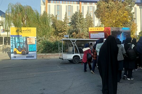 حضور دانش‌آموزان دبیرستان قلم چی ناحیه دو شهرری در نمایشگاه نانو فناوری