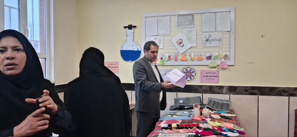 بازدید معاون توسعه و پشتیبانی آموزش و پرورش خلیل آباد از بازارچه کار آفرینی جوانه های انقلاب