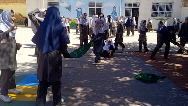 برپایی نماز جماعت  در دبستان شهید نجفی فدافن 