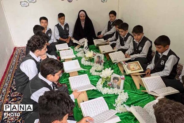 محفل انس با قرآن و برپایی نماز جماعت در مدرسه ابتدایی ایمان بجنورد