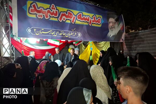 برپایی موکب «مدرسه رهبر شهید» در میدان هفت تیر نسیم‌شهر