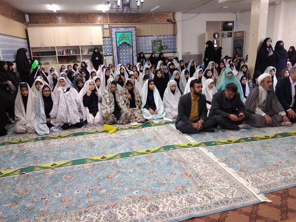 آیین نواخته شدن زنگ نماز در دبیرستان نجمه
