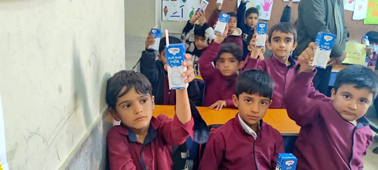 توزیع شیر رایگان به مدارس فاریاب رسید