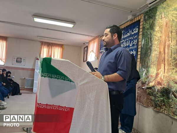 طرح «هر دانش‌آموز یک مهارت» با حضور کارآفرینان برتر شهرستان دماوند ، در دبیرستان احمد ابراهیمی