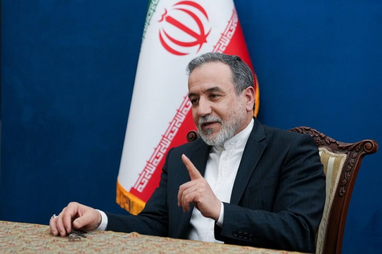 عراقچی: مذاکرات شامل یادداشت تفاهم و توافق نهایی است/ هسته‌ای و تحریم‌ها در مرحله دوم/ دارایی‌های مسدود‌شده آزاد می‌شود/ تفاهم‌نامه به امضا بسیار نزدیک است و از راه دور امضا می‌شود