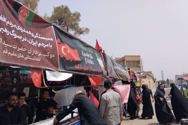 نسیم عشق در قم؛ میزبانی موکب ها از پیروان انقلاب