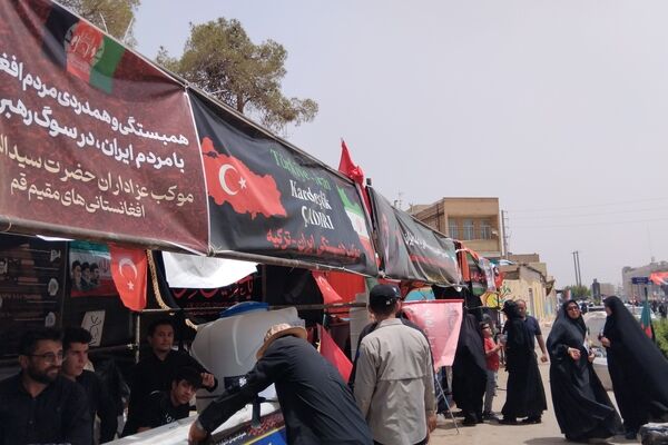 نسیم عشق در قم؛ میزبانی موکب ها از پیروان انقلاب