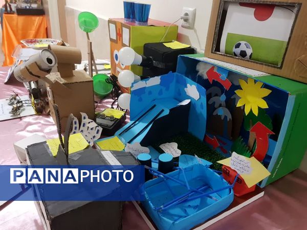 نمایشگاه آثار پژوهشی دانش آموزان رودهن