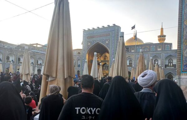 سیل عظیم زائران و مجاوران حرم امام رضا (ع) در روز آغاز امامت حضرت مهدی (عج)