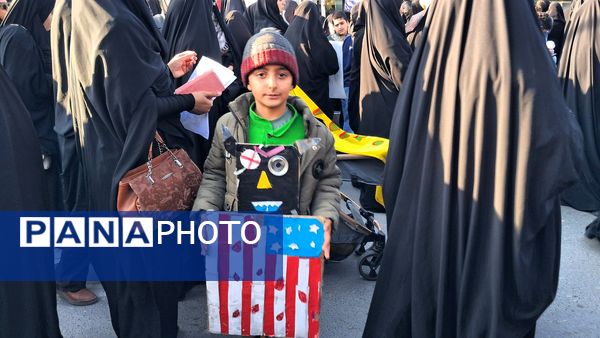 حضور پرشور کودکان در راهپیمایی میثاق با ولایت و محکوم نمودن اغتشاشات گروه های تروریستی در کاشمر