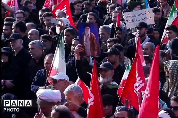 اشک‌ها و بغض‌های میلیونی در مسیر تشییع پیکر مطهر رهبر شهید