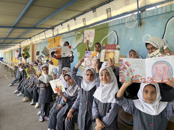 از «درخت آرزوها» تا «نمایشگاه هنری» در جشن روز کودک دبستان احمد کاظمی ۲