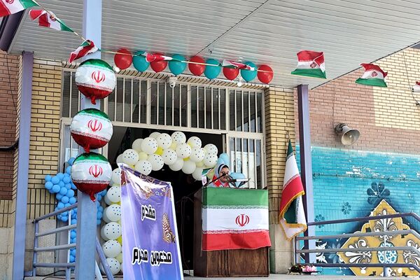 جشن شکوفه‌ها در مدرسه آیین روشن شهریار با حضور مدیریت آموزش و پرورش شهریار