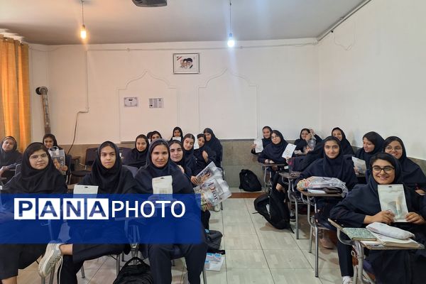 تقدیر از برگزیدگان مسابقات دانش‌آموزی در کلاس‌های درس