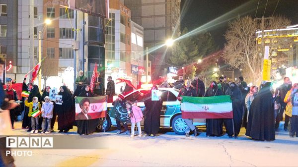 تجمع جوانان‌‌و‌نوجوانان‌در‌بیعت با رهبر انقلاب در نیشابور