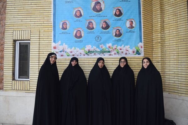 تجلیل از معلمان نمونه منطقه ۱۴ به مناسبت هفته گرامیداشت مقام معلم