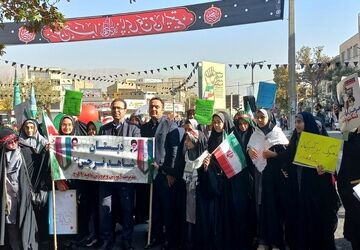 دانش‌آموزان البرزی در راهپیمایی ۱۳ آبان بیزاری از ظلم و عهد دوباره با وطن را فریاد زدند