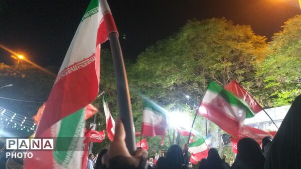 میدان شهر زیر پرچم ایران؛ مردم پای آرمان‌های وطن