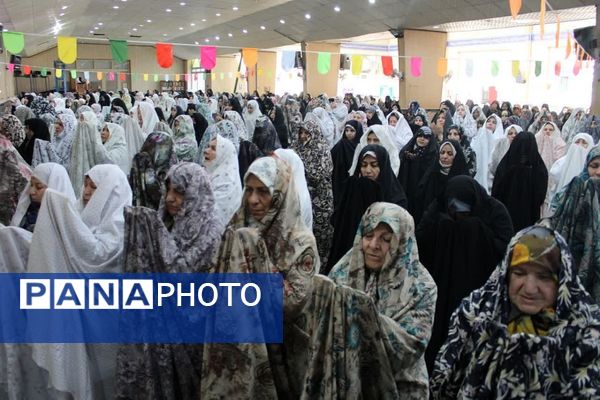 حضور دانش آموزان آموزشگاه شهدای گلدسته و مردم چهاردانگه در نماز جمعه 