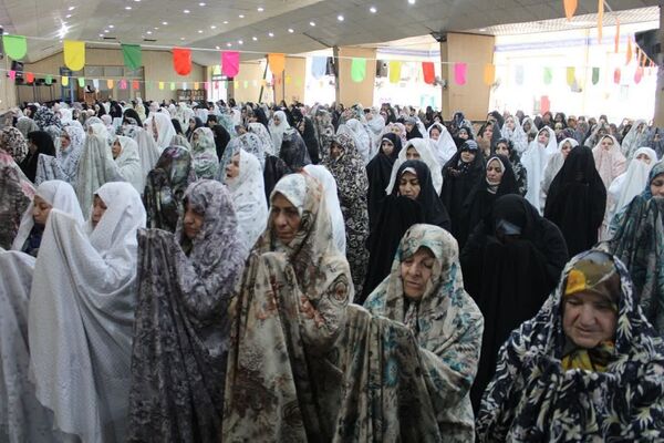 حضور دانش آموزان آموزشگاه شهدای گلدسته و مردم چهاردانگه در نماز جمعه 