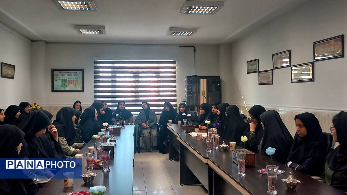 حضور مدیر آموزش و پرورش ملارد در جمع دانش‌آموزان برتر مسابقات قرآنی و فرهنگی هنری دبیرستان شاهد شهدای اقتدار